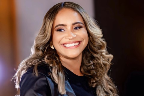 Izy Paz: A Voz do Nordeste que Encanta e Conquista Corações